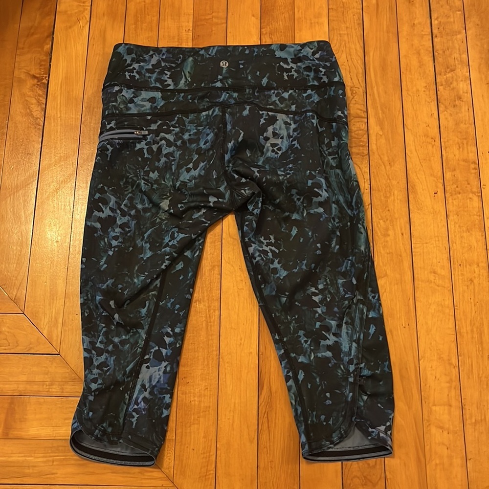 Lululemon Run: Top Speed Crop *Full-On Luxtreme
Floral Backdrop Blue Denim Multi - Picture 9 of 10